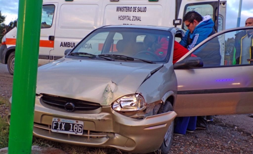 Conductor herido al estrellar su coche contra palma de luz - Diario EL CHUBUT