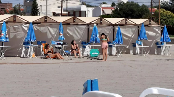 Puerto Madryn: alquilar una carpa en la playa costará $130 mil por mes 