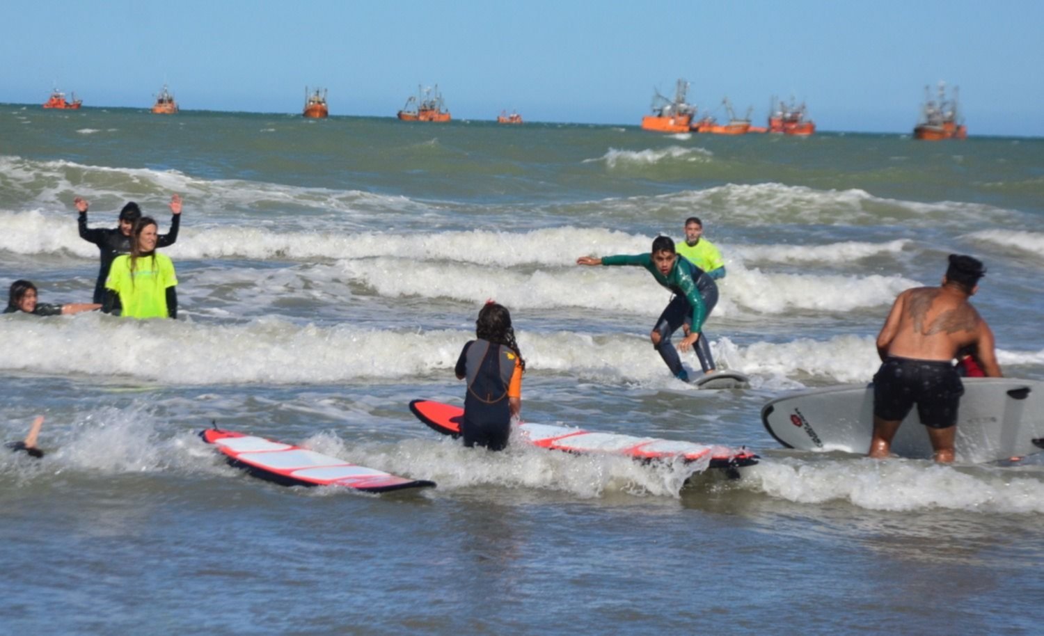 Escuela de Surf de Playa Unión a pleno con las clases de verano para grandes y chicos