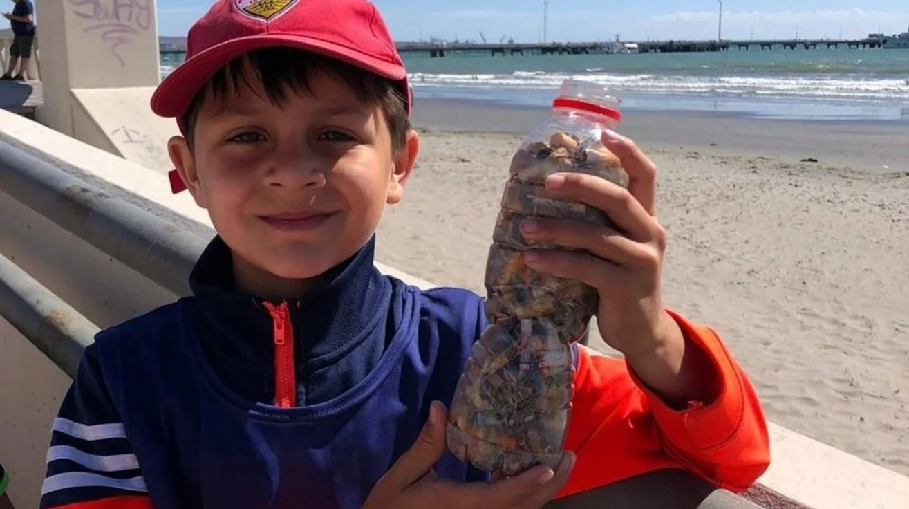 Los chicos de la colonia de JJ Moreno limpiaron la playa