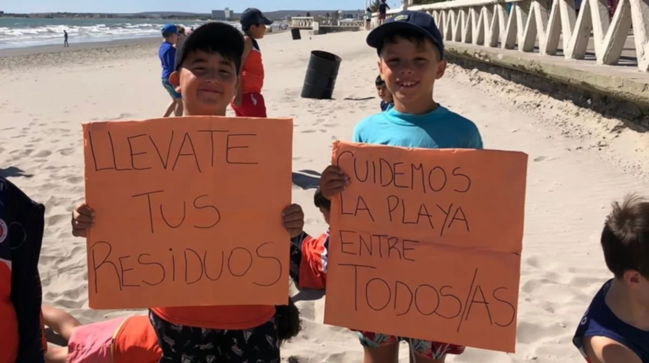 Los chicos de la colonia de JJ Moreno limpiaron la playa