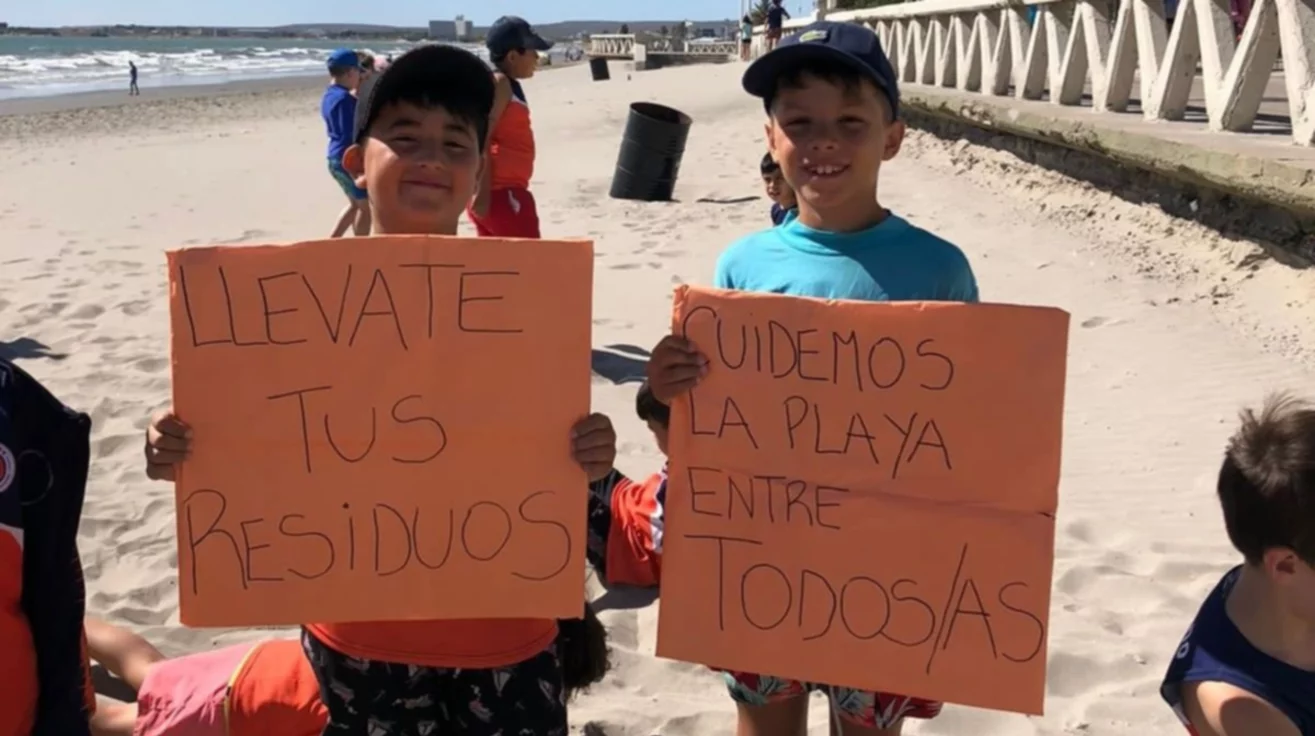 Los chicos de la colonia de JJ Moreno limpiaron la playa Los chicos de la colonia de JJ Moreno limpiaron la playa