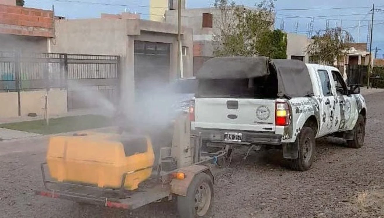 El área de Saneamiento Municipal avanza con los trabajos de fumigación en los barrios de Rawson 