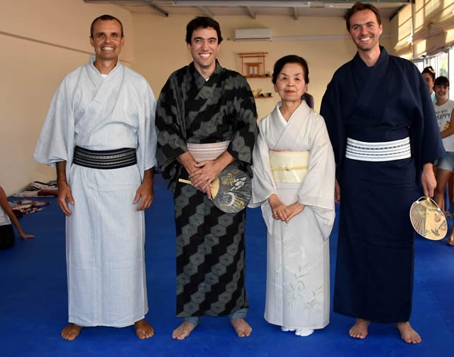 Una Profesora Japonesa Dicto Un Taller De Kimono