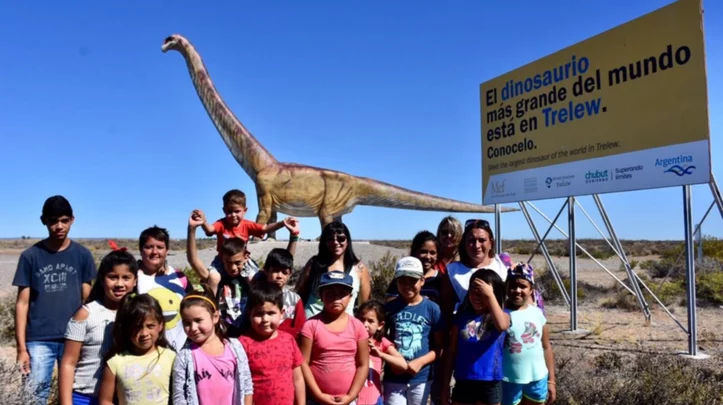 Chicos del merendero Carita Feliz visitaron la réplica del dinosaurio - El Chubut Chicos del merendero Carita Feliz visitaron la réplica del dinosaurio - El Chubut