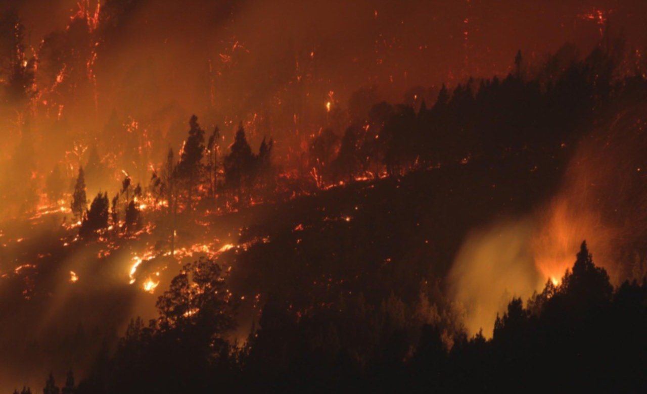 Arde la Comarca Andina: hay personas desaparecidas, cientos de evacuados y viviendas arrasadas por el fuego