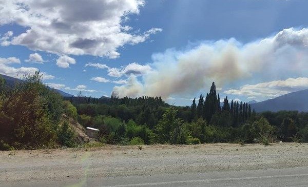 Gran incendio intencional en El Bolsón: comenzó cerca de un camping y se extendió rápidamente