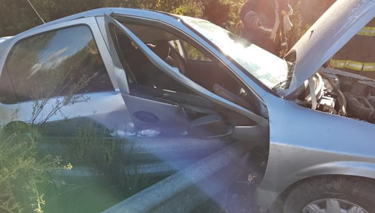 Un auto chocó contra un guardarraíl en El Bolsón