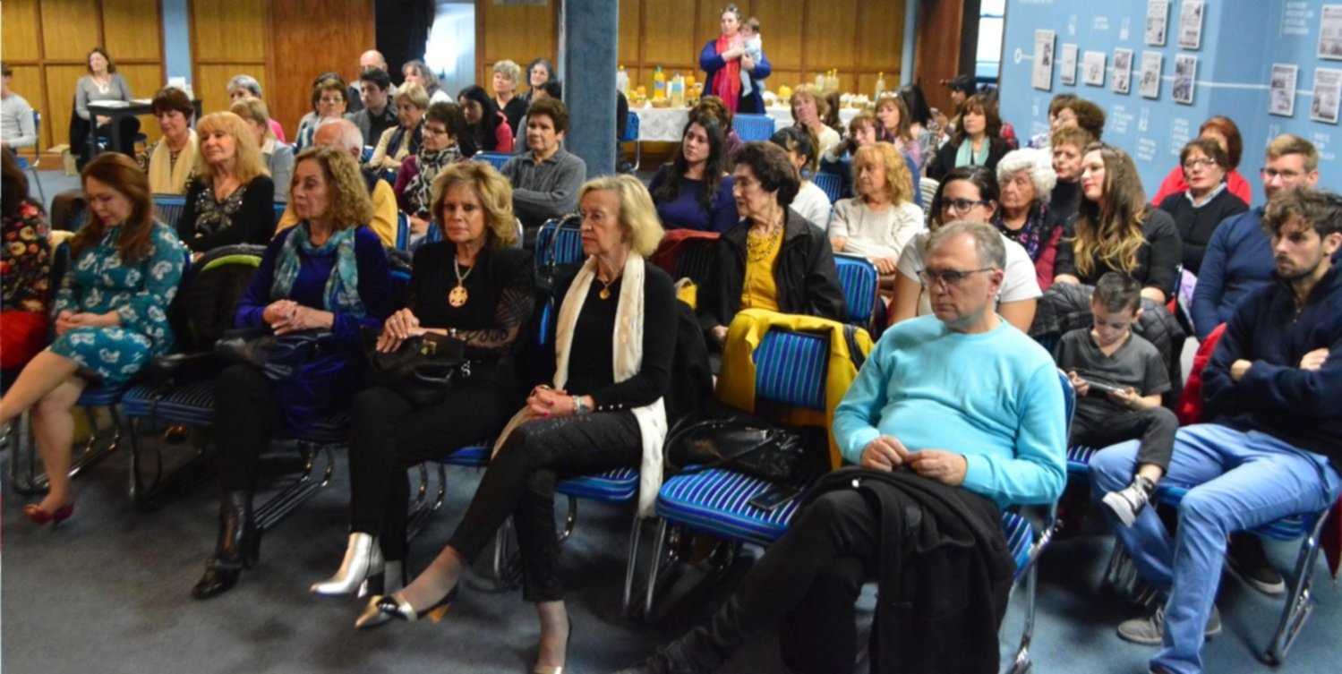 Presentaron en el Salón Azul «Anecdotando», el libro del 