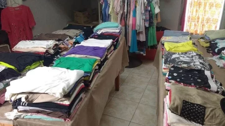 Cáritas organiza feria de ropa «Todo por 100 pesos» - El Chubut