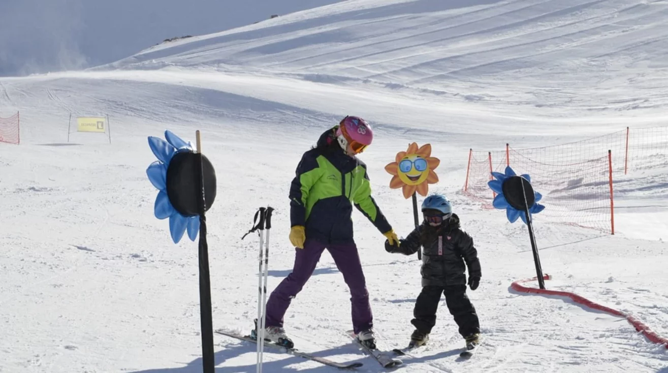 Turistas disfrutan del esquí y el snowboard en La Hoya que luce cubierta de  nieve - El Chubut