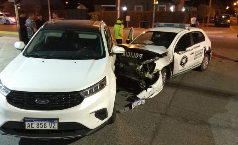 Un policía resultó herido luego de un fuerte choque entre un patrullero y un auto particular