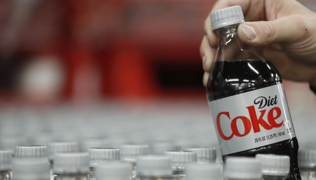 El aspartamo utilizado en la Coca-Cola Diet podría ser cancerígeno, según  un informe que publicará la OMS - El Chubut