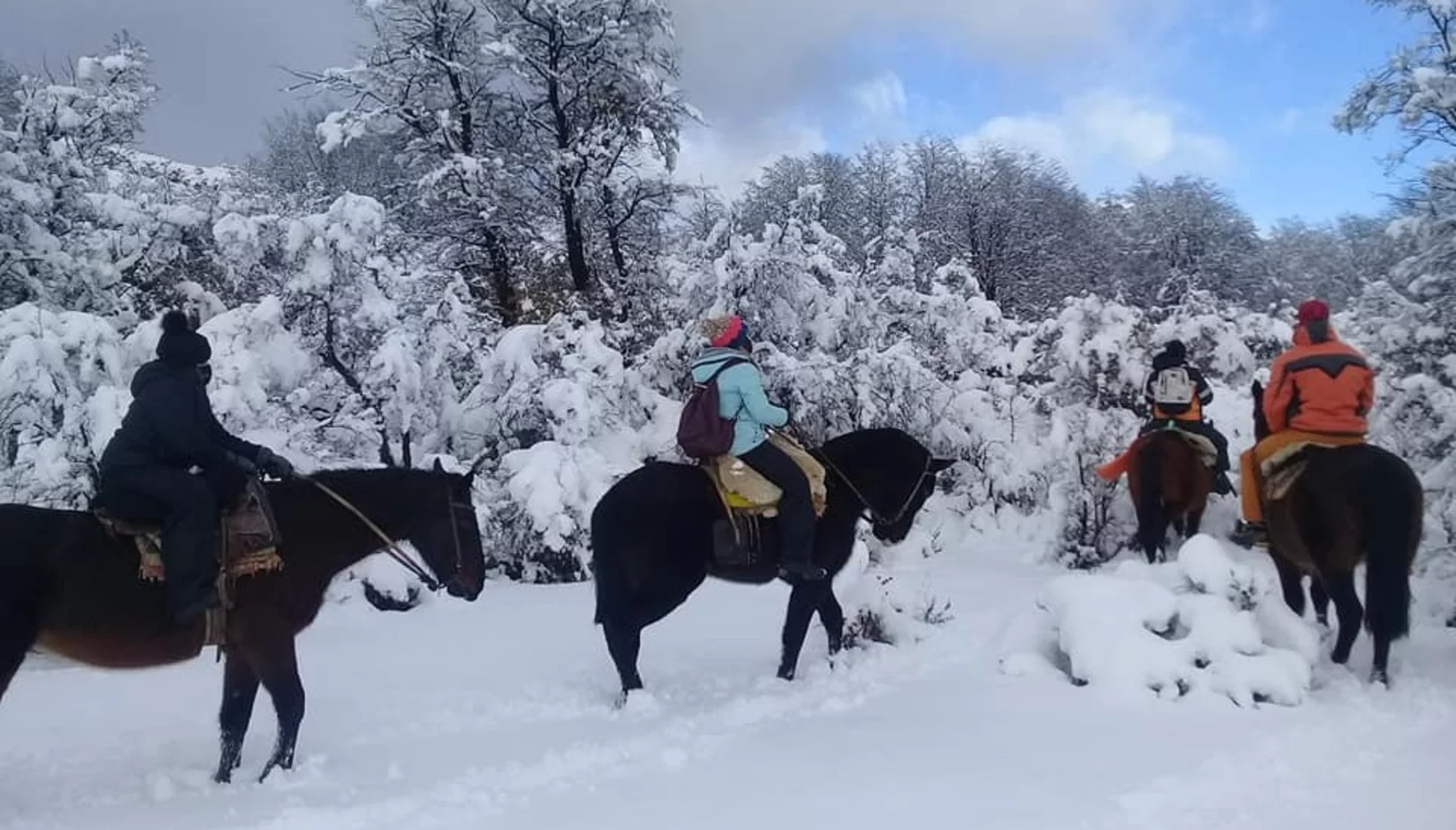 Sierra Colorada invita a cabalgatas, bajadas  en trineo y otras actividades en la nieve 