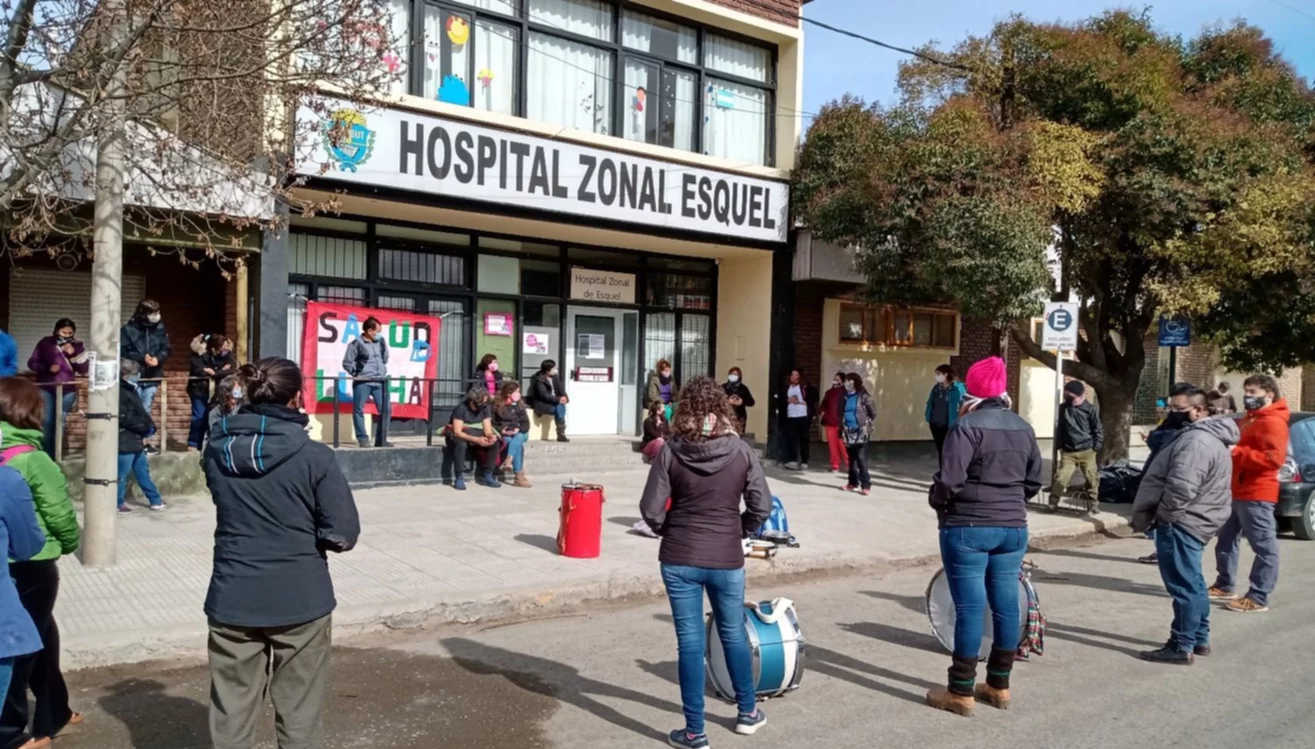 Trabajadores de Salud realizaron  asamblea en la puerta del Hospital