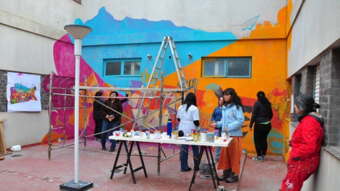 Docentes de Chubut pintaron un mural en el Ministerio de Educación. 