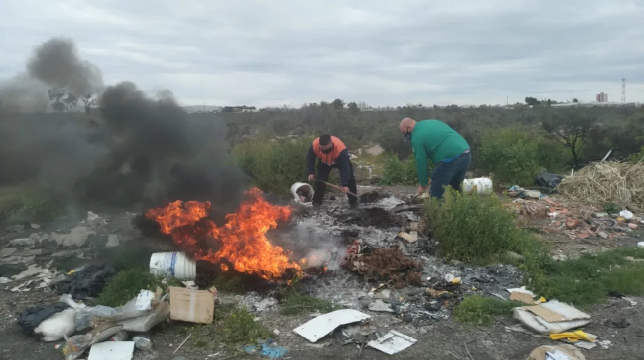 Personal municipal intervino en un principio de incendio provocado por el desecho de langostinos