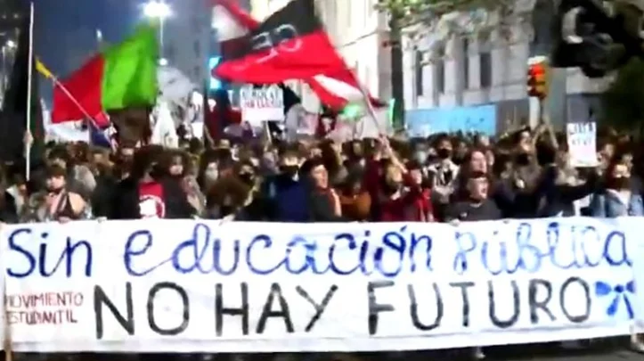 Uruguay: Estudiantes salieron a la calle para protestar contra la reforma educativa - El Chubut