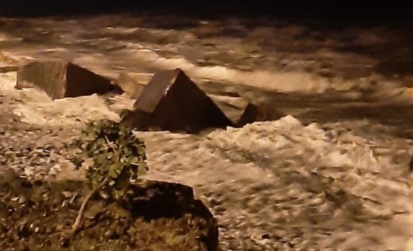 Impactante marea extraordinaria de 5,20 metros y sin viento en una playa de Chubut