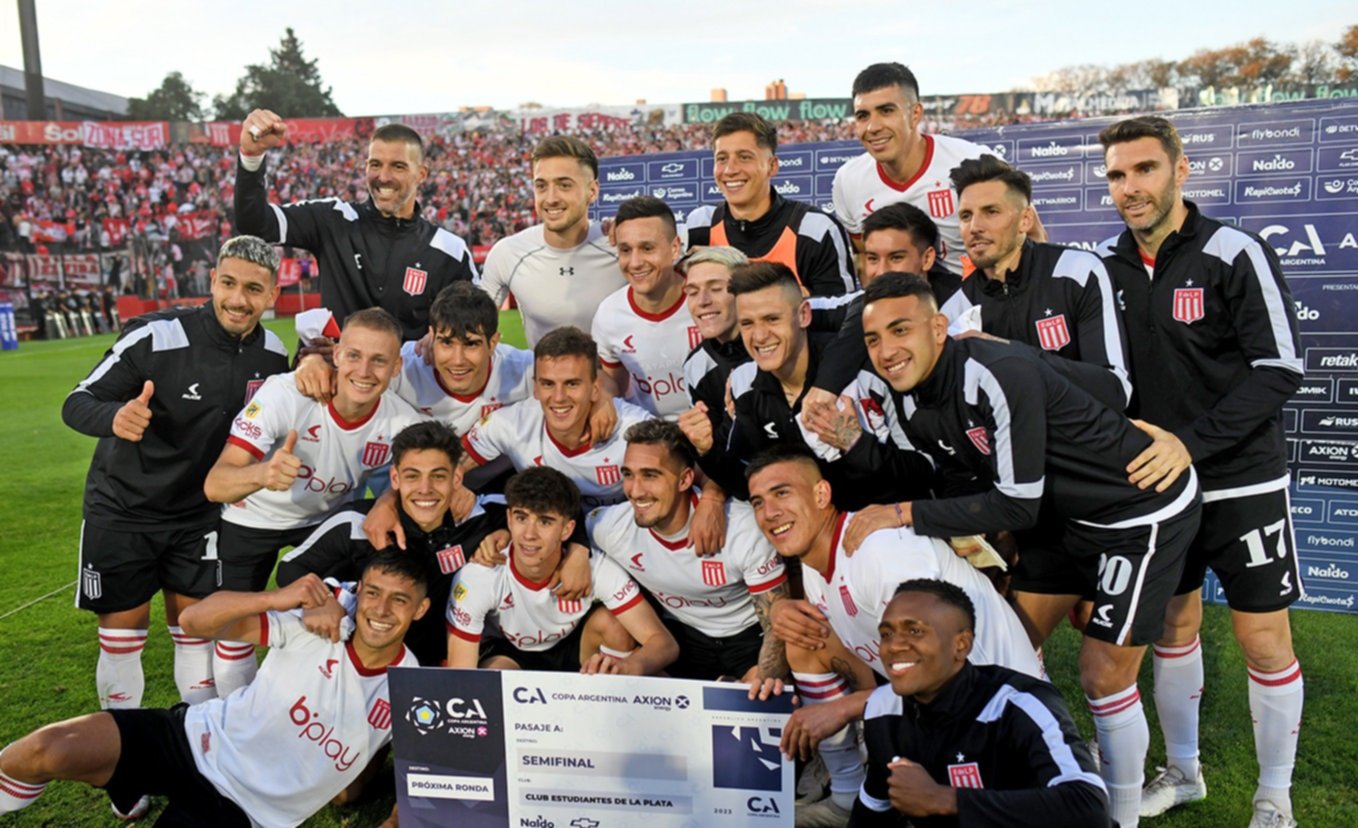 La gente de Huracan en La Plata 