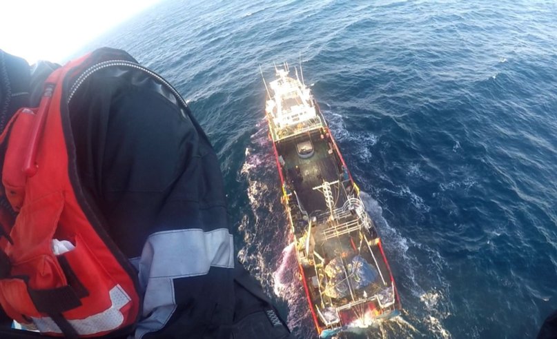Evacuaron en helicóptero a un tripulante en el mar de Chubut: estaba vomitando sangre