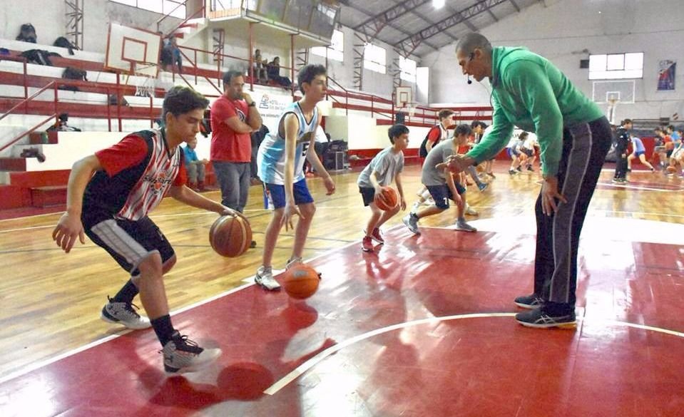 Chicos y jóvenes participaron de la clínica de básquet dictada en Esquel  por el “Colo” Wolkowyski y Horacio Seguí - El Chubut